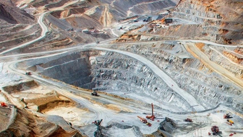  Codelco y BHP, y una alianza estratégica para la innovación y sostenibilidad en Chile.