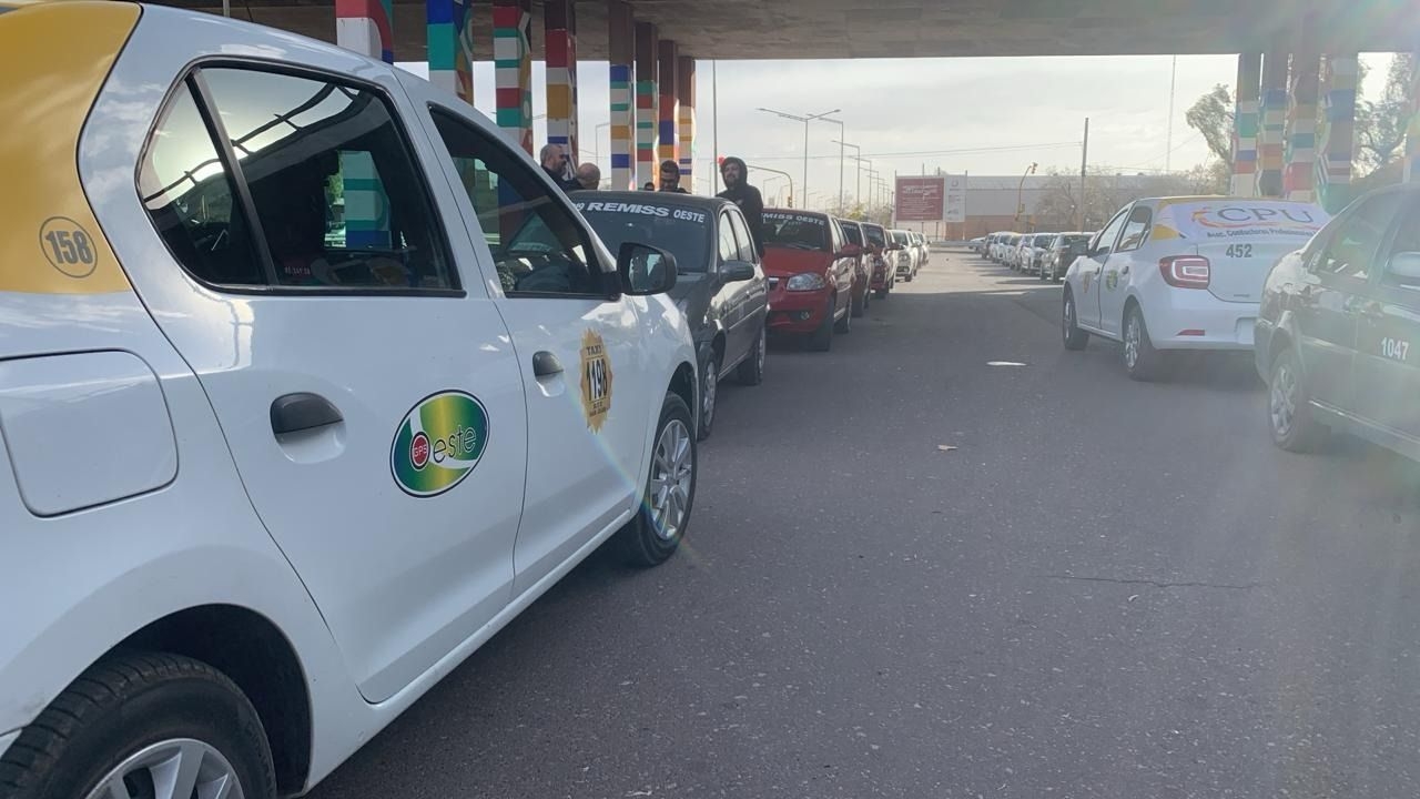 Cientos de taxistas y remiseros protestan contra Uber en San Juan