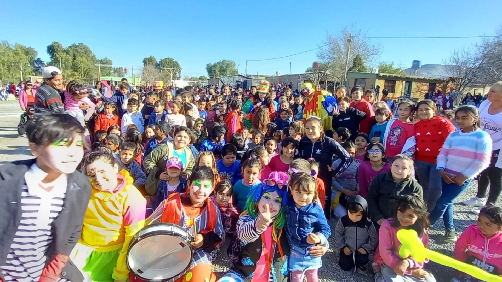 Mega almuerzo navideño para 200 chicos del Barrio La Estación en Rawson